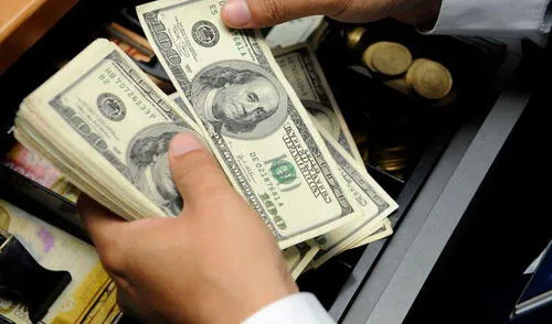 Menos personas se endeudaron en dólares en octubre