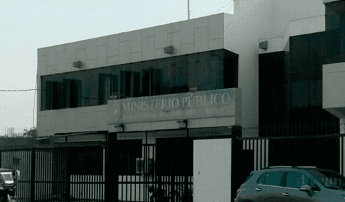 Los peritos han recogido huellas digitales de cada rincón del despacho. Los peritos han recogido huellas digitales de cada rincón del despacho.