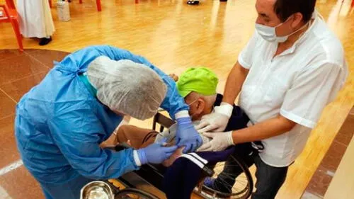 Vacunación a adultos mayores Vacunación a adultos mayores