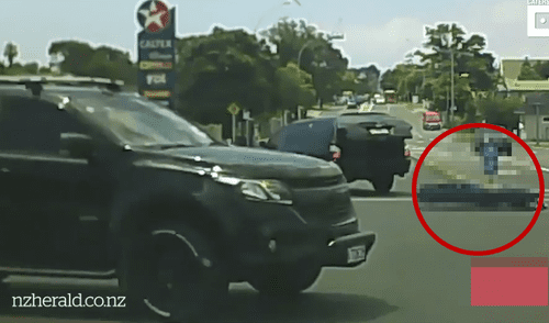 YouTube: Bolsa para cadáveres "vuela" de una carroza fúnebre en plena avenida [VIDEO]  