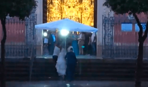 Facebook: novia sufre percance en su boda y mozos se hacen viral por curiosa forma de salvarla [VIDEO]