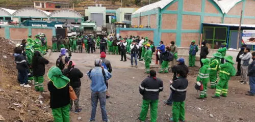 Los trabajadores seguían en la sede del depósito municipal, a la espera del alcalde José Supo para dialogar. Foto: Difusión.