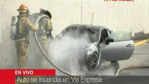 Vía Expresa: Vehículo se incendia cerca a la estación Aramburú del Metropolitano [VIDEO]