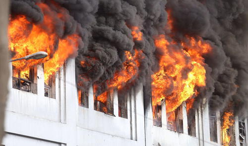 Las Malvinas: Impactantes imágenes del incendio que afecta a la galeria Nicolini en el Centro de Lima [FOTOS] 