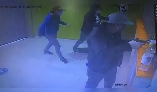 Tres delincuentes ingresaron a una casa de cambios de donde robaron 50 mil dólares. Fueron grabados.
