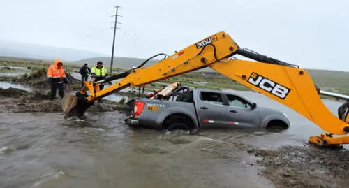 Mineras insisten en pasar trochas inundadas por lluvias en Arequipa [FOTOS y VIDEOS]