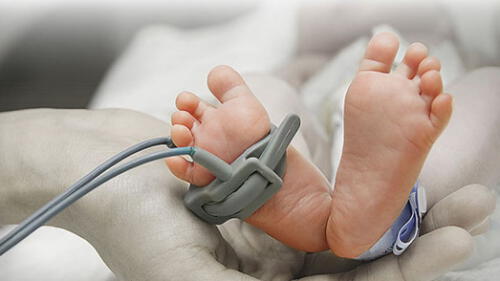 "Necesita un papá": creyente retiró donación a niña con cáncer criada por lesbianas
