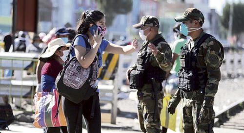 caso omiso. Varias mujeres salieron pese a restricción de género. En el mercado Río Seco (Arequipa), la Policía les exhortó a cumplir la disposición del Gobierno. caso omiso. Varias mujeres salieron pese a restricción de género. En el mercado Río Seco (Arequipa), la Policía les exhortó a cumplir la disposición del Gobierno.