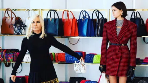 Versace es una de las firmas de moda más importantes del mundo.