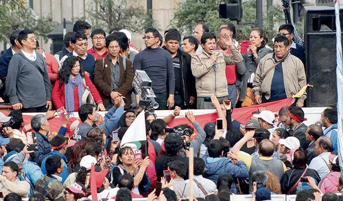 Maestros siguen en huelga y Congreso cita a tres ministros