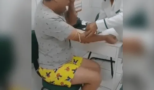 Facebook viral: Chico lanza exagerados gritos por inyección y pareja pasa la peor vergüenza [VIDEO]