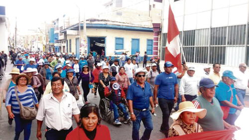 Gremios de pescadores se dividen y levantan paro