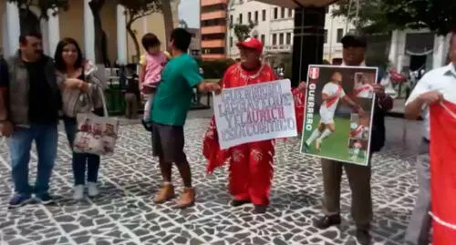 Paolo Guerrero recibe apoyo de hinchas chiclayanos [VIDEO]