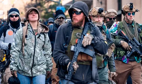 Cómo operan los grupos de ultraderecha de Estados Unidos en contra las manifestaciones raciales