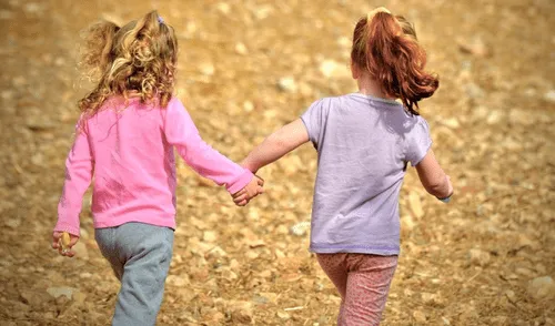 Niñas de 10 y 11 años planean terrorífico asesinato de compañera en USA
