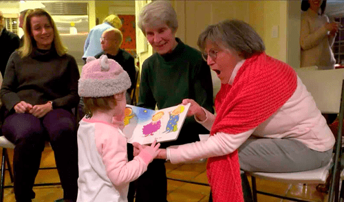 Conmovedora historia del barrio que aprendió lenguaje de signos para conversar con una niña sorda [VIDEO]
