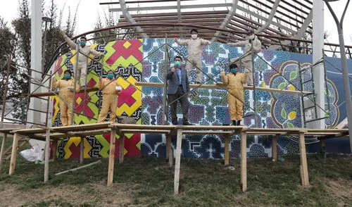 Artista de la comunidad shipiba de Cantagallo pintan mural. Foto: Jorge Cerdán/ La República. comunidad shipiba