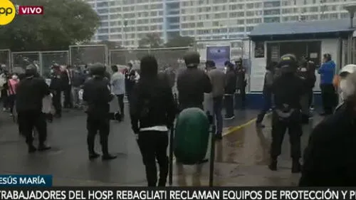 Trabajadores se reunieron frente al nosocomio. (Foto: captura RPP Noticias)