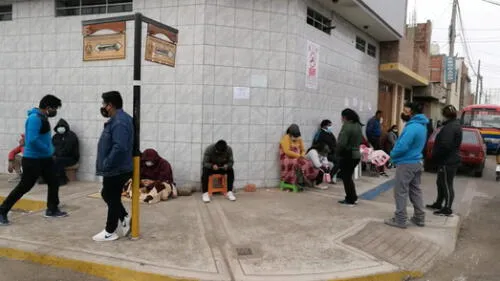 Varios usuarios amanecieron esta mañana en las afueras del banco, para ser uno de los primeros en ser atendidos. Foto: Difusión.