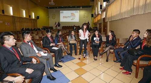 Debate. Jóvenes tienen aspiraciones políticas a futuro.