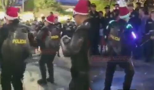 Policías ‘arman’ fiesta navideña en plena Plaza de Armas de Cajamarca y se hacen viral