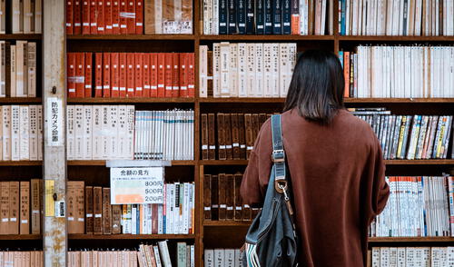 Una mujer estadounidense tardó 47 años en devolver un libro. Foto: Pexels