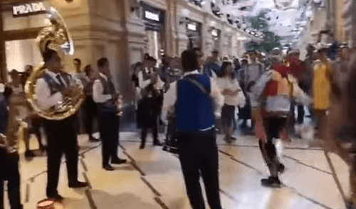 Banda peruana arma fiesta con huaynos en centro comercial de Rusia [VIDEO]