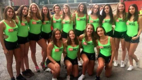 Escándalo en el fútbol italiano por recogebolas menores de 16 años en minishorts [VIDEO]