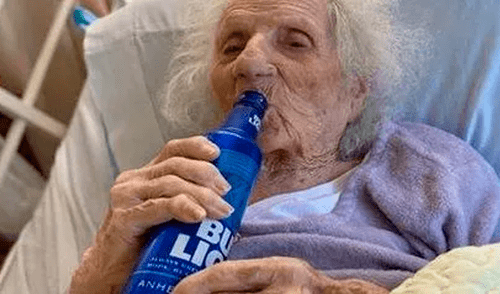 Mujer de 103 años venció al COVID-19 y celebró con una cerveza helada. Foto: 24 Horas Redes sociales Estados Unidos