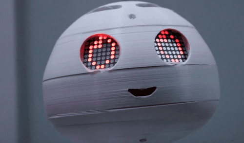 Desliza a la izquierda para conocer al robot ARCA y a dos de sus creadores. ARCA