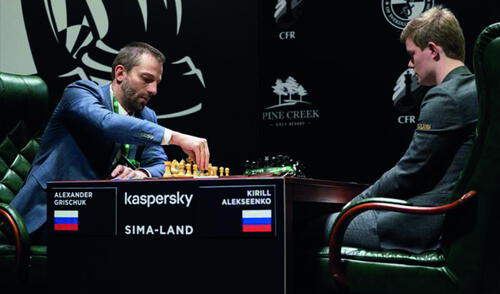 El duelo entre los locales Grischuk y Alekseenko terminó en tablas. Foto: FIDE. El duelo entre los locales Grischuk y Alekseenko terminó en tablas. Foto: FIDE.