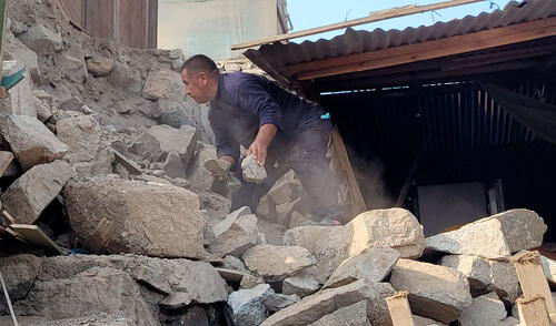 La familia afectada solicitó el apoyo de las autoridades, ya que se quedaron sin hogar tras el derrumbe de su vivienda. Foto: La República.pe