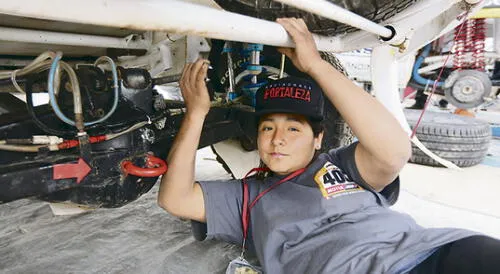 sueños. Deisi es mecánica. Ayer tuvo bastante trabajo reparando los vehículos que compiten en Caminos del Inca.