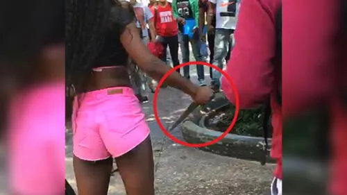 La brutal pelea a cuchillazos de 2 meretrices extranjeras en una plaza pública de Chile