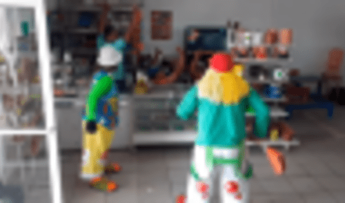 Facebook viral: dueño de tienda creyó que payasos le robarían, pero pasó esto [VIDEO]