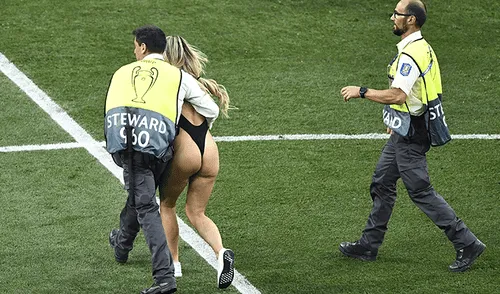 Liverpool vs. Tottenham: El momento en que mujer en bikini interrumpió la final de Champions 