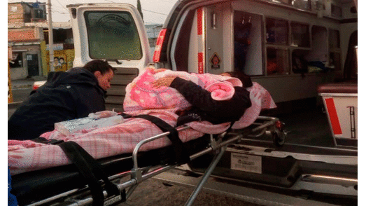Mujer da a luz en panadería. bebé