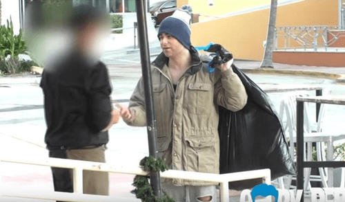 YouTube: ‘Millonario’ se vistió de vagabundo y dejó en evidencia trato de camareros YouTube: ‘Millonario’ se vistió de vagabundo y dejó en evidencia trato de camareros