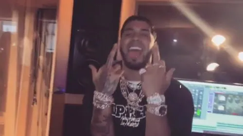 Anuel AA, novio de Karol G, revela por qué usa 2 relojes con curiosa teoría [VIDEO]