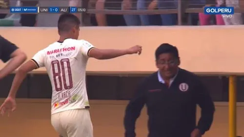 Anthony Osorio protagonizó curioso error durante el clásico.
