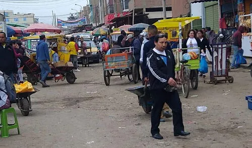 ambulantes toman calles cerca Hermelinda