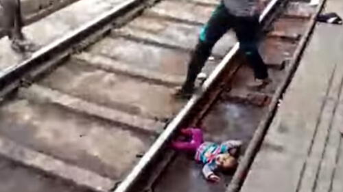 Tren pasa a toda velocidad por encima de bebé, pero ella sobrevive [VIDEO]