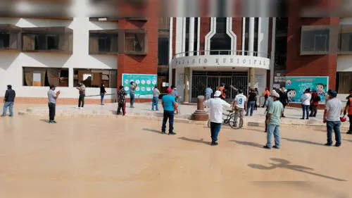 Trabajadores protestaron en el frontis del municipio de José L. Ortiz, tras recibir su sueldo incompleto.