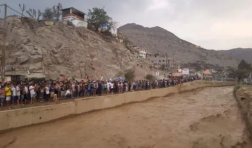 Huaycoloro: Vecinos exponen sus vidas para tomar fotos al borde del río | VIDEO