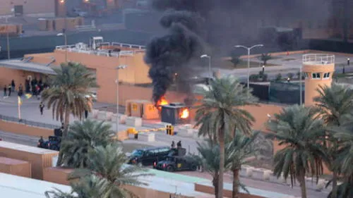 Embajada de Estados Unidos en Bagdad durante el último asalto en diciembre de 2019. Foto: difusión