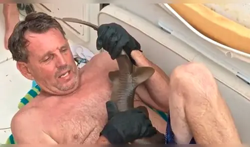 YouTube: se metió al mar a nadar y cuando salió tenía un tiburón bebé clavado en el lugar menos pensado YouTube: se metió al mar a nadar y cuando salió tenía un tiburón bebé clavado en el lugar menos pensado