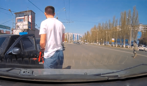 Facebook: imprudente mujer arriesga su vida cruzando autopista y casi provoca brutal accidente [VIDEO]