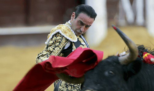 Torero español recibe cornada en los muslos cuando estaba a punto de dar la estocada final [VIDEO]