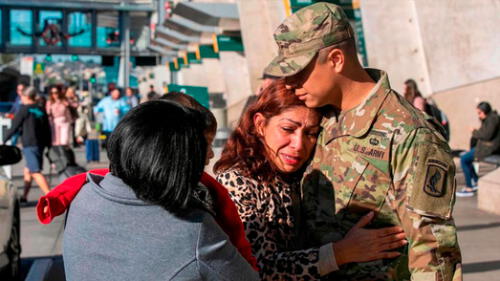 El soldado que no pudo evitar la deportación de su madre y no podrá regresar por ella. Foto: CNN El soldado que no pudo evitar la deportación de su madre y no podrá regresar por ella. Foto: CNN