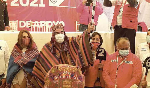 regalos. Yonhy Lescano recibió regalos de los artesanos del distrito de Chinchero, quienes le pidieron construir el aeropuerto.